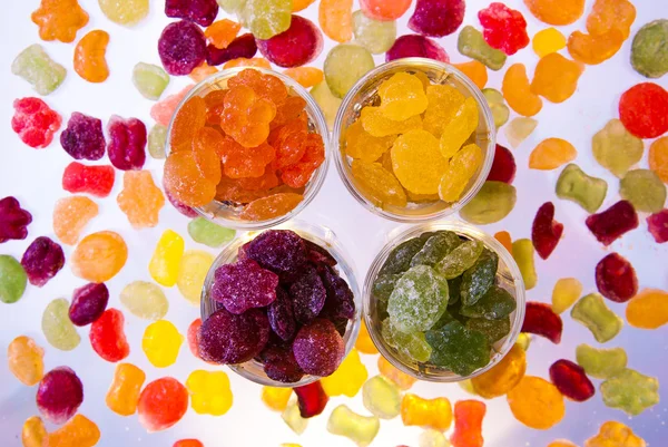 Прозорі, яскраві, барвисті, смачні цукерки — стокове фото