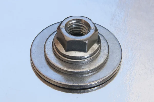 Écrou métallique en alliage d'aluminium. Avec rondelles métalliques . — Photo