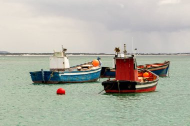 Limanda sakin bir gün Tüm tekneler demir aldı