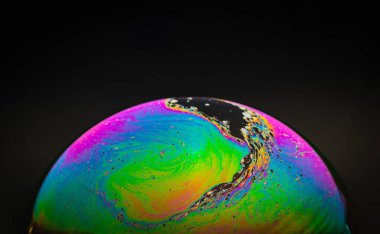 Sabun köpükleri üzerindeki ışık yansımaları gezegen benzeri dünyalar yaratır. Her fotoğraf türünün tek örneği. Parmak izleri, duvar resimleri ve arka planlar için mükemmel. Herhangi bir yere renk ve sihir getiren büyüleyici bir sanat formu, onu gerçekten özel kılıyor.