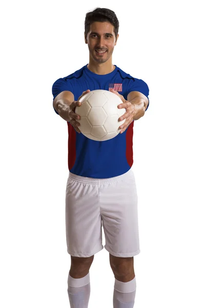 Американский футболист держит мяч на белом фоне — стоковое фото
