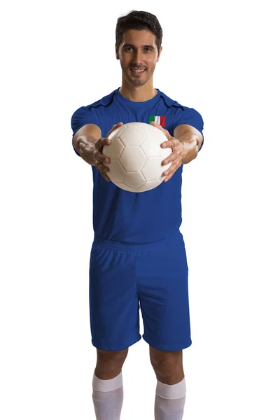 Итальянский футболист держит мяч на белом фоне — стоковое фото