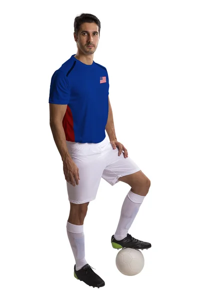 Американский футболист держит мяч на белом фоне — стоковое фото