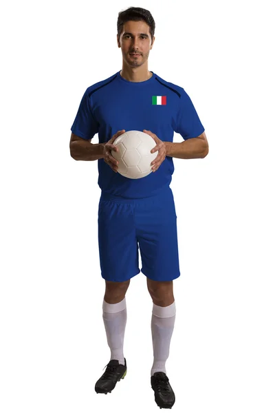 Итальянский футболист держит мяч на белом фоне — стоковое фото
