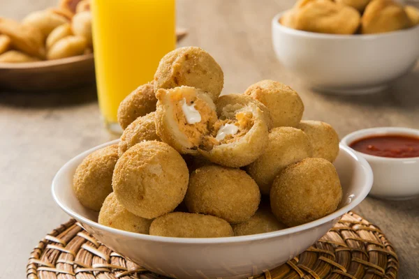 Snack brasileño. albóndigas de pollo con cuajada —  Fotos de Stock