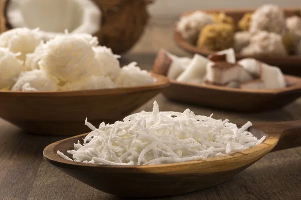 Cocadas peruanas, uma sobremesa tradicional de coco vendida geralmente em — Fotografia de Stock