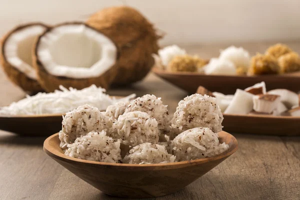 Cocadas peruanas, uma sobremesa tradicional de coco vendida geralmente em — Fotografia de Stock