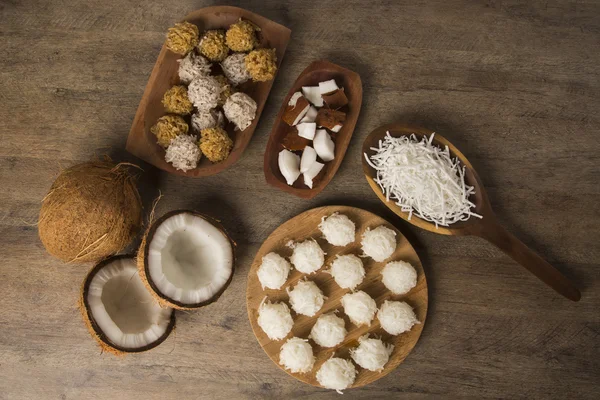 ペルーの cocadas で、伝統的なココナッツ デザートの販売は通常 — ストック写真