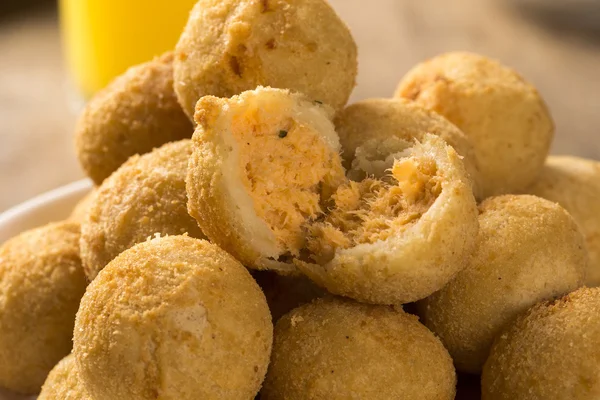 Snack brasileño. albóndigas de pollo con cuajada Imágenes de stock libres de derechos