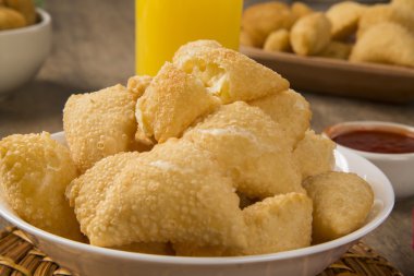 Pastel, arka planda bir çizgiyle Brezilyalı bir aperatif. Peynir 