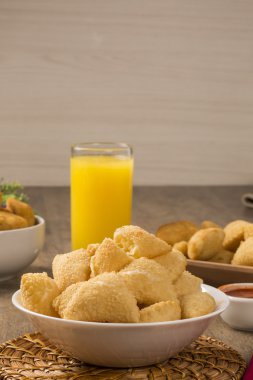 Pastel, arka planda bir çizgiyle Brezilyalı bir aperatif. Peynir 