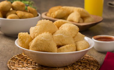 Pastel, arka planda bir çizgiyle Brezilyalı bir aperatif. Peynir 