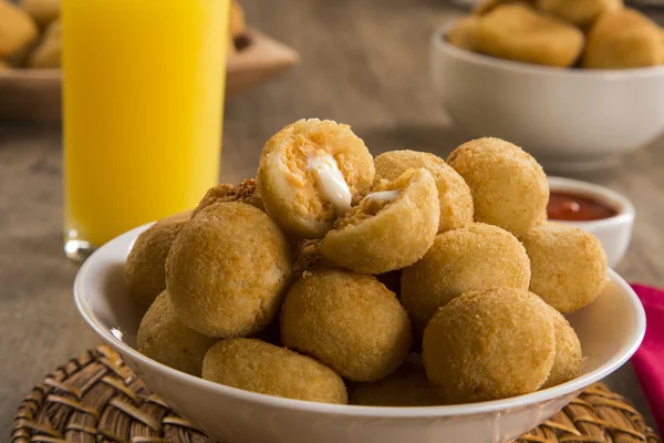 Um lanche brasileiro. bolinho de frango com coalhada — Fotografia de Stock