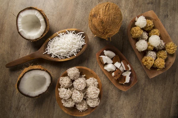 Cocadas peruanas, uma sobremesa tradicional de coco vendida geralmente em — Fotografia de Stock