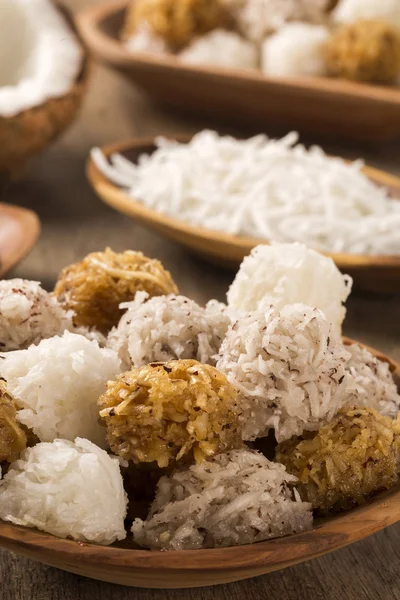 Cocadas peruanas, uma sobremesa tradicional de coco vendida geralmente em — Fotografia de Stock