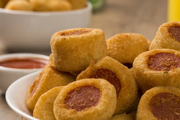 Wurst gebratene Snacks. Brasilianische Snacks . — Stockfoto