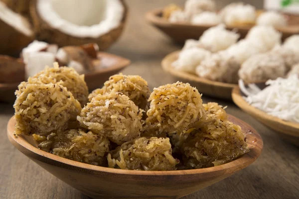 Cocadas peruanas, un postre de coco tradicional que se vende generalmente en — Foto de Stock