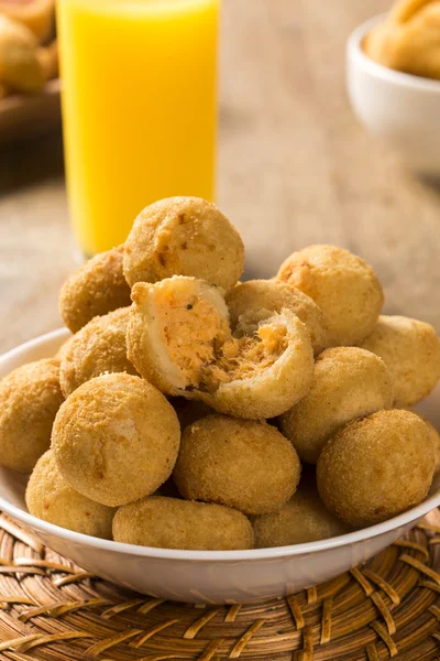 Um lanche brasileiro. bolinho de frango com coalhada — Fotografia de Stock