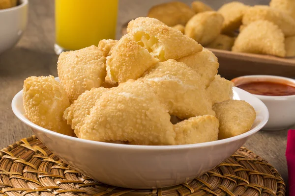 Pastel, um lanche brasileiro, com um bar em segundo plano. Queijo — Fotografia de Stock