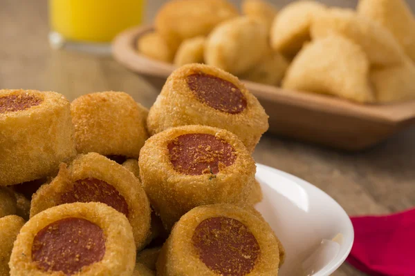 Wurst gebratene Snacks. Brasilianische Snacks . — Stockfoto