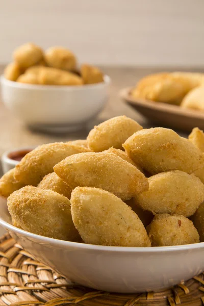 Lanche brasileiro frito com presunto de queijo — Fotografia de Stock