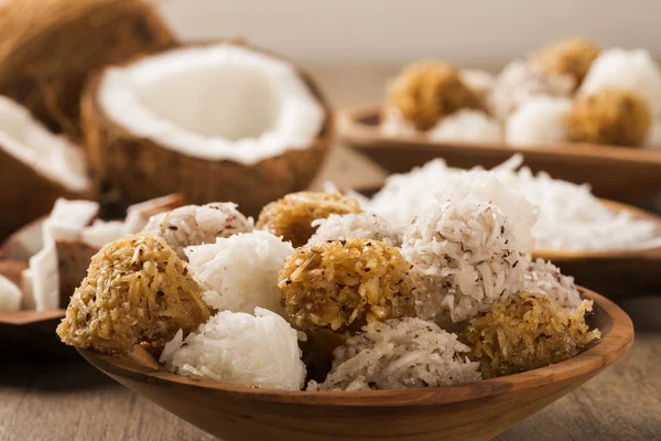 Cocadas peruanas, uma sobremesa tradicional de coco vendida geralmente em — Fotografia de Stock