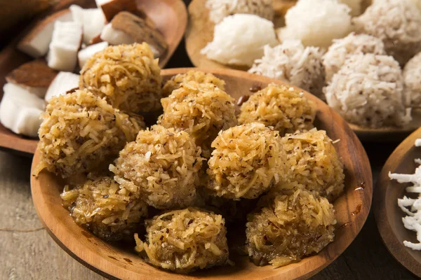 Cocadas peruanas, uma sobremesa tradicional de coco vendida geralmente em — Fotografia de Stock