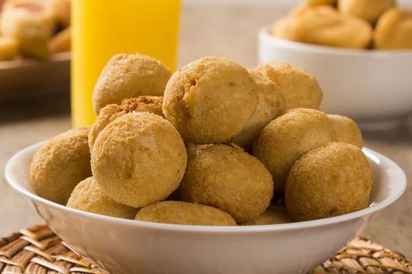 Snack brasileño. albóndigas de pollo con cuajada —  Fotos de Stock