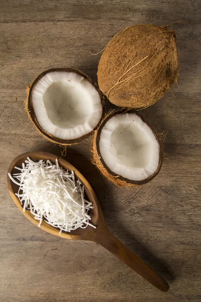 Cocco fresco su fondo di legno — Foto Stock