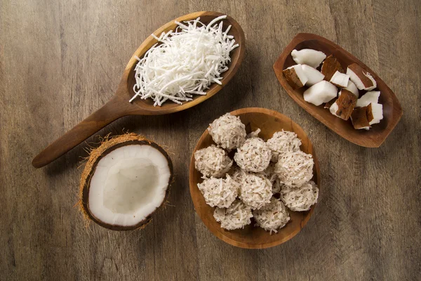 Cocadas peruanas, uma sobremesa tradicional de coco vendida geralmente em — Fotografia de Stock