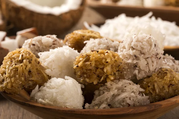 Cocadas peruanas, uma sobremesa tradicional de coco vendida geralmente em — Fotografia de Stock