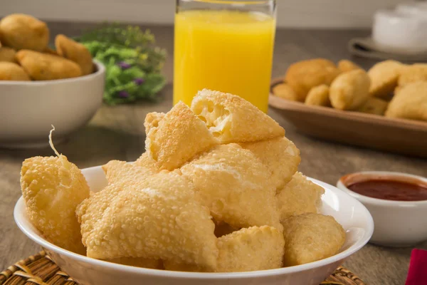 Pastel, um lanche brasileiro, com um bar em segundo plano. Queijo — Fotografia de Stock