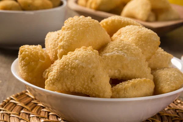 Pastel, um lanche brasileiro, com um bar em segundo plano. Queijo — Fotografia de Stock