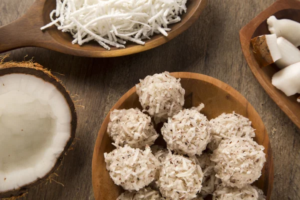 Cocadas peruanas, un postre de coco tradicional que se vende generalmente en — Foto de Stock