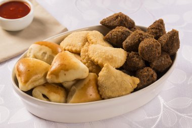 Karışık Brezilya yemeği masada..