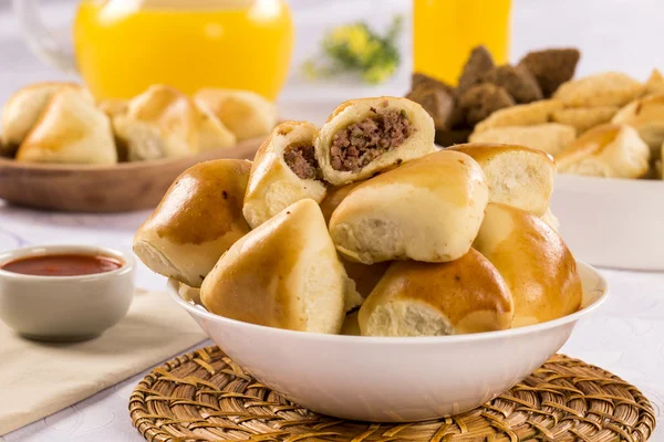 Snack brasileño. Porción de carne Esfiha . —  Fotos de Stock