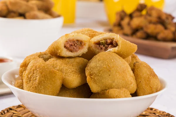 Rissole - rissole de carne servido com molho de pimenta . — Fotografia de Stock