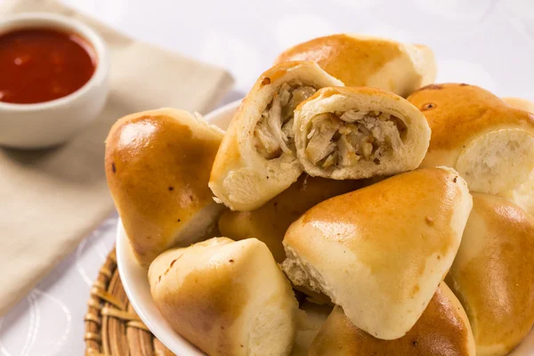 Spuntino brasiliano. pollo Esfiha porzione . — Foto Stock