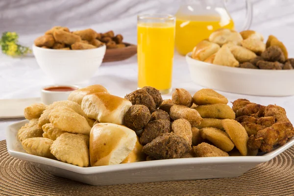 Lanche brasileiro misto na mesa . — Fotografia de Stock