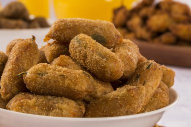 Brezilyalı aperatif kızarmış. Sığır eti kroket masada