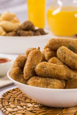 Brezilyalı aperatif kızarmış. Sığır eti kroket masada