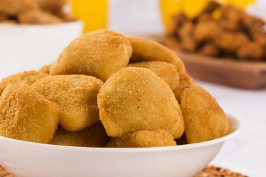 Köfte - et köfte chili sos ile servis.