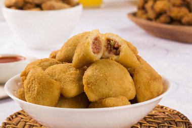 Köfte - et köfte chili sos ile servis.