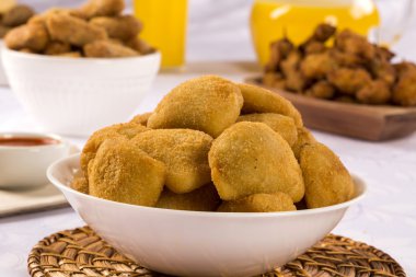 Köfte - et köfte chili sos ile servis.