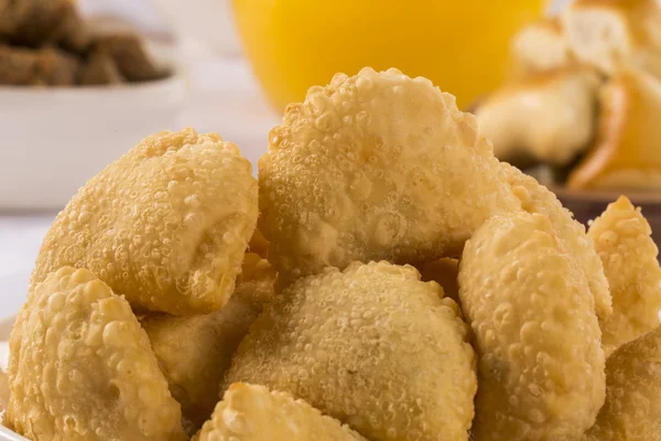 Um lanche brasileiro. Pastelaria de palmetto. Pastel de palmito . — Fotografia de Stock