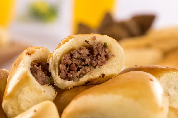 Um lanche brasileiro. Carne porção Esfiha . — Fotografia de Stock