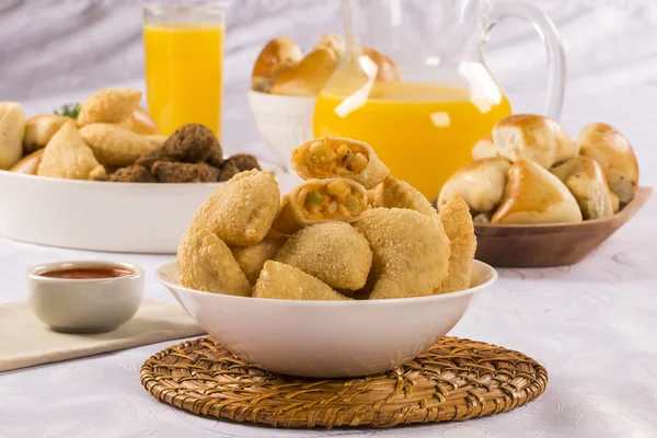 Um lanche brasileiro. Pastelaria de palmetto. Pastel de palmito . — Fotografia de Stock