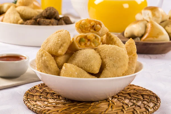 Um lanche brasileiro. Pastelaria de palmetto. Pastel de palmito . — Fotografia de Stock