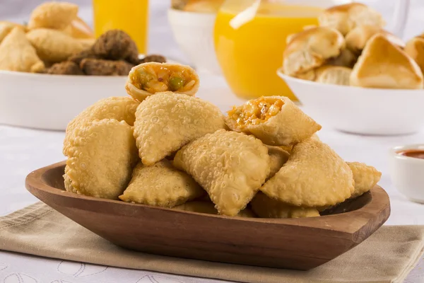 Um lanche brasileiro. Pastelaria de palmetto. Pastel de palmito . — Fotografia de Stock