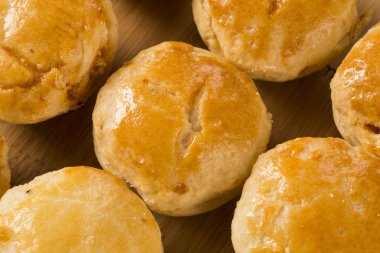 Brezilya aperatiflerine vurgu yap. Tavuklu turta.